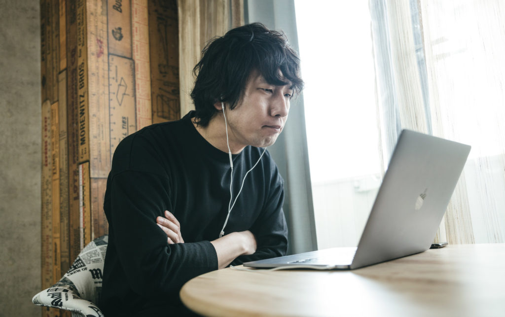 パソコンを観る男性