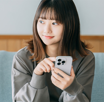 スマホを見る女性
