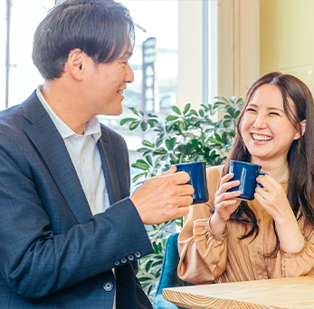 スマホを見る女性