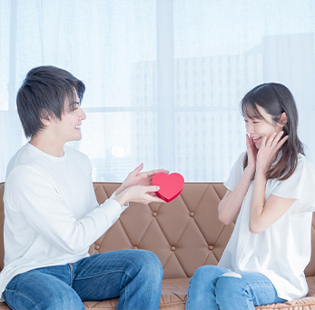 スマホを見る女性